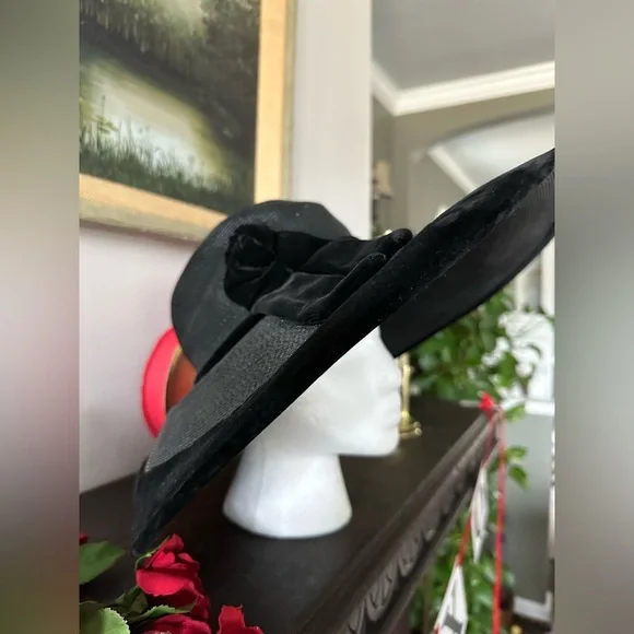 1930s/1940s wide brimmed black straw and velvet hat